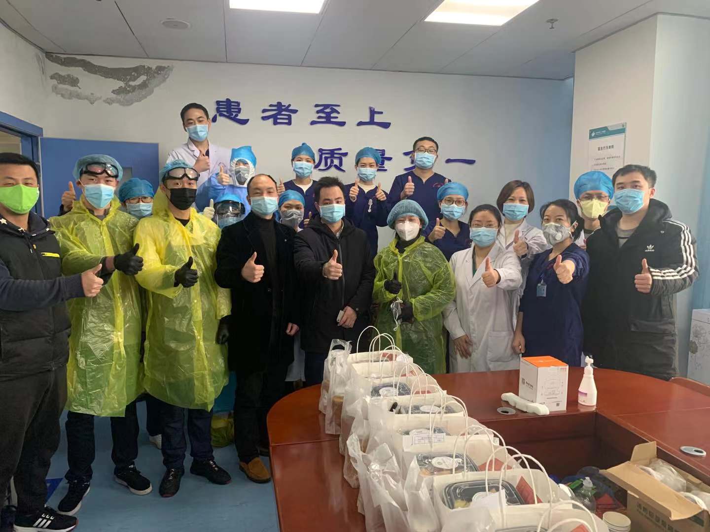 与郴州市第一人民医院合影(图只有这么大).jpg 与郴州市第一人民医院合影(图只有这么大).jpg